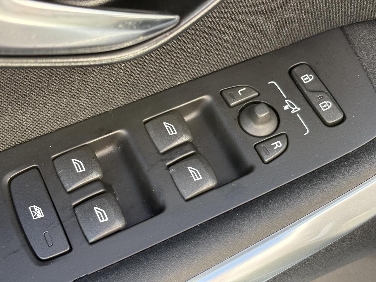 Volvo V40 T2 POLAR + AUTOMAAT | Multi media | spraakbediening telefoon en Navigatie | Stoelverwarming |