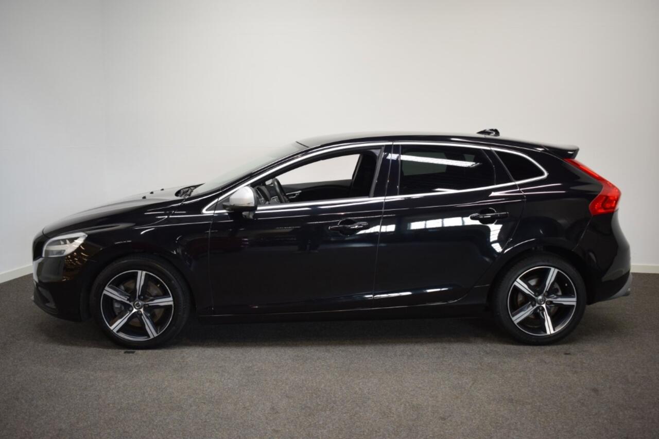 Volvo V40 T3 153pk AUT6 R-Design Polar+ Sport Trekhaak 1500kg/ Adapt. Cruise/ Pano/ Leer/ Stoelverw.