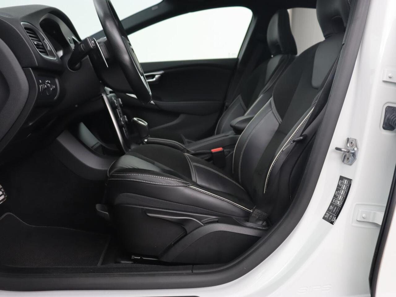 Volvo V40 1.5 T3 Polar+ Sport | Panoramadak | Stoelverwarming | Camera | Full LED | Navigatie | Park Assist | Harman/Kardon | Keyless | R Design