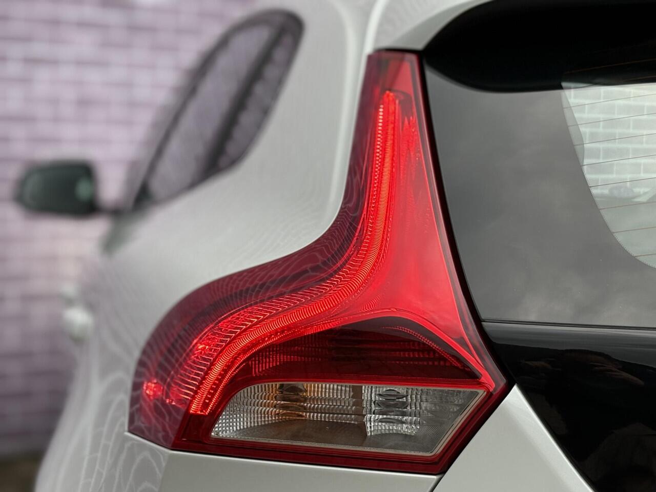 Volvo V40 1.5 T2 Polar+ | Stoelverwarming | Trekhaak | Volvo on Call | DAB | High Performance Audio | Elektrisch verwarmbare voorruit | Parkeersensoren | Climate Control |