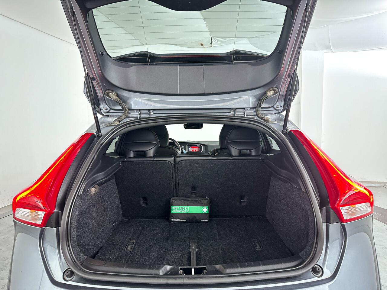 Volvo V40 D3 Aut. Polar+ Sport | Harman Kardon | Panoramadak | Parkeercamera | Stoelverwarming