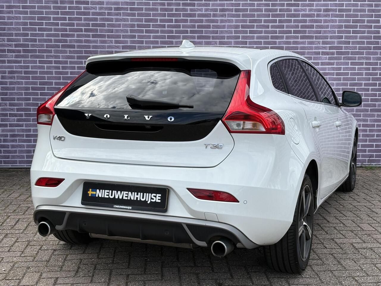 Volvo V40 1.5 T3 Polar+ Sport | DAB | Panoramadak | Stoelverwarming | Parkeersensoren V+A | Parkeercamera | Keyless entry/start | Harman/Kardon | Volvo on Call |