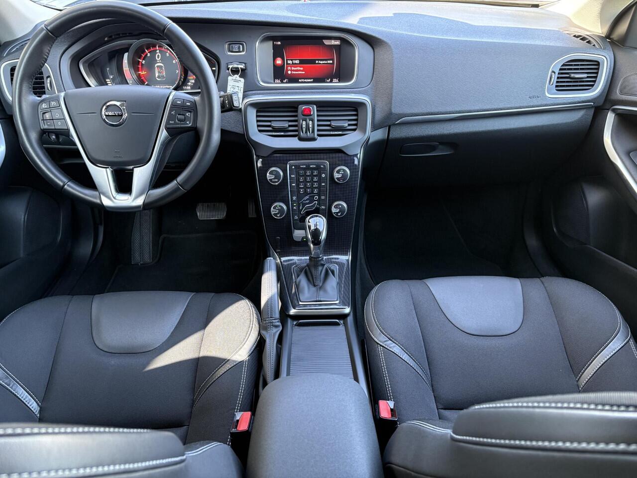 Volvo V40 T2 POLAR + AUTOMAAT | Multi media | spraakbediening telefoon en Navigatie | Stoelverwarming |