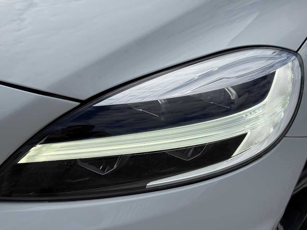 Volvo V40 1.5 T3 Polar+ Sport | DAB | Panoramadak | Stoelverwarming | Parkeersensoren V+A | Parkeercamera | Keyless entry/start | Harman/Kardon | Volvo on Call |