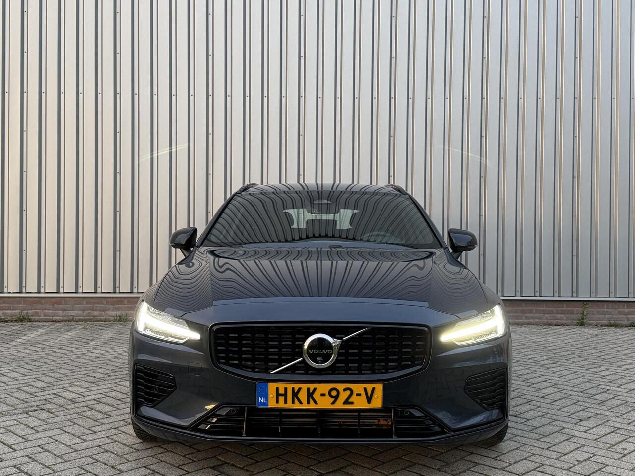Volvo V60 2.0 T6 Plug-in hybrid AWD Plus Dark l Verwarmbare voorruit l Trekhaak l 360 Camera l
