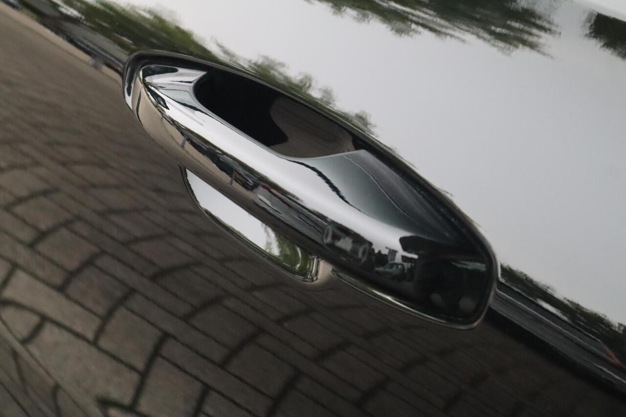 Volvo V60 2.0 T6 Plug-in hybrid AWD Plus Dark | 360* Camera| Harman Kardon audiosysteem| Stoelverwarming voor + achter| Stuurwielverwarming| Verwarmbare voorruit| Semi- elektrisch inklapbare trekhaak|