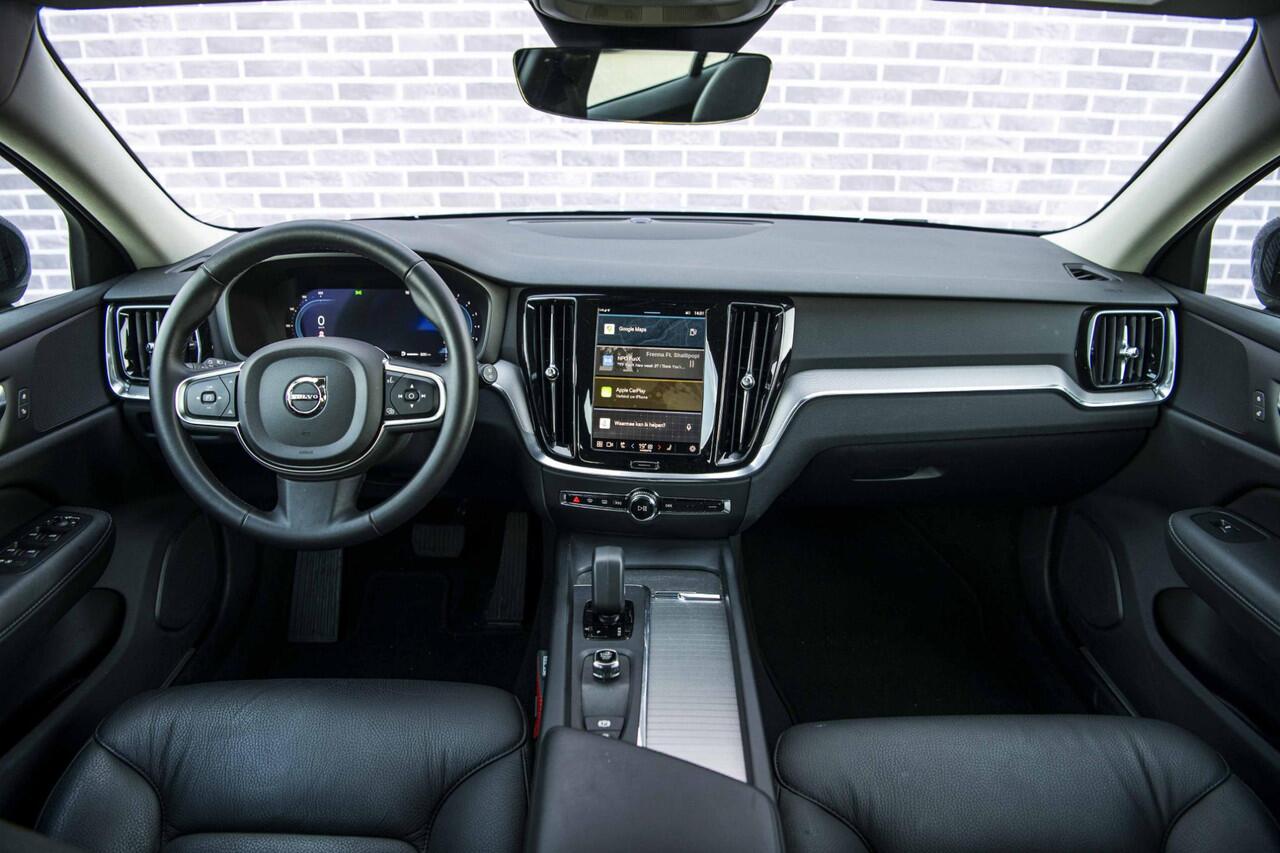 Volvo V60 2.0 B3 Essential Edition | Sport Pack | 19" Black Edition Velgen | Leder | Adaptieve Cruise Control | Stoelverwarming | Park Assist |