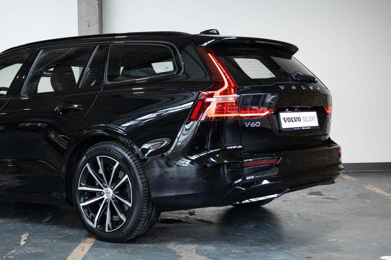 Volvo V60 T6 Plug-in hybrid AWD Plus Dark | Adaptive Cruise Control | 360° Parkeercamera | BLIS | Stoelverwarming | Stuurwielverwarming | Wegklapbare trekhaak | Harman Kardon Premium Audio | Google infotainment | Parkeersensoren voor + achter