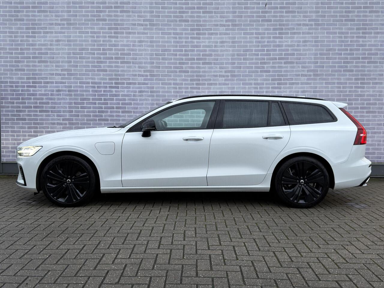 Volvo V60 T6 Plug-in Hybride AWD R-Design | Black Edition | Adaptive Cruise Control | Stoel- en stuurverwarming | Sportstoelen | Getint glas | Dode hoek detectie BLIS | Keyless |