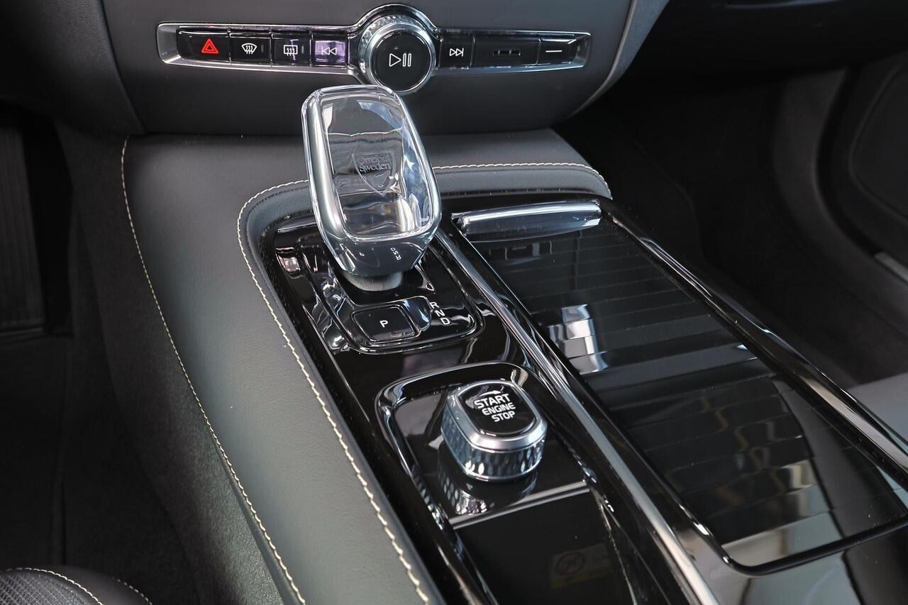 Volvo V60 T6 Plug-in hybrid AWD Plus Dark - IntelliSafe Assist & Surround - Parkeercamera achter - Verwarmde voorstoelen, stuur & achterbank - Parkeersensoren voor & achter - Elektr. bedienb. voorstoelen met geheugen - 19' LMV