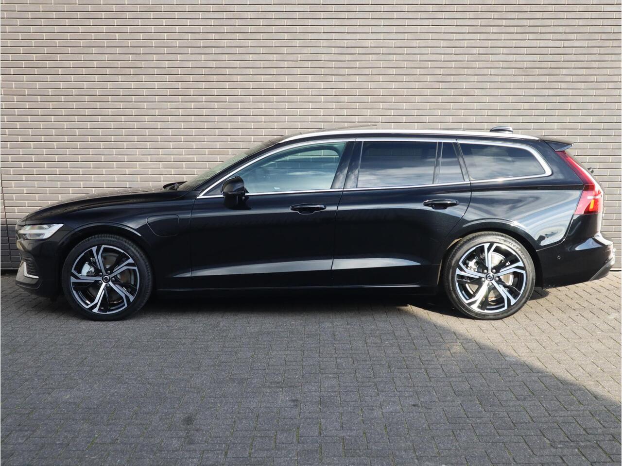 Volvo V60 2.0 T8 Plug-in hybrid AWD Ultimate Bright Automaat / Navigatiesysteem / Panoramadak / Trekhaak / Head-Up Display / Leder / Harman Kardon / Stoelverwarming / Achteruitrijcamera / Extra Getint Glas