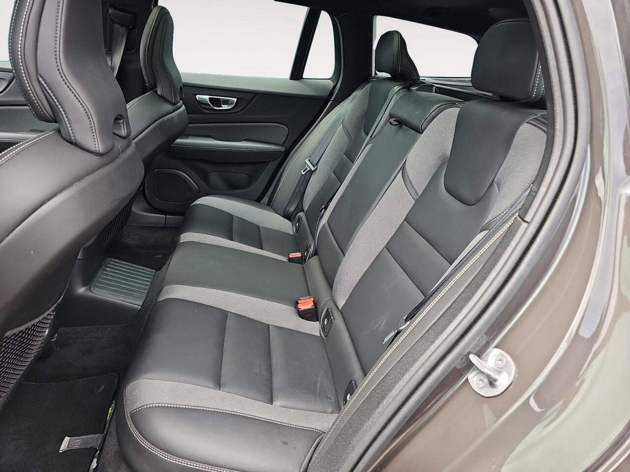 Volvo V60 2.0 T6 Plug-in hybrid AWD Plus Dark | Harman/Kardon Audio | 360 graden camera | Trekhaak | Sportstoelen |