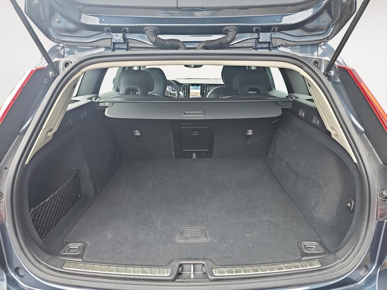 Volvo V60 2.0 T6 Plug-in hybrid AWD Essential Bright | Trekhaak | Cruise Control | Achteruitrijcamera |