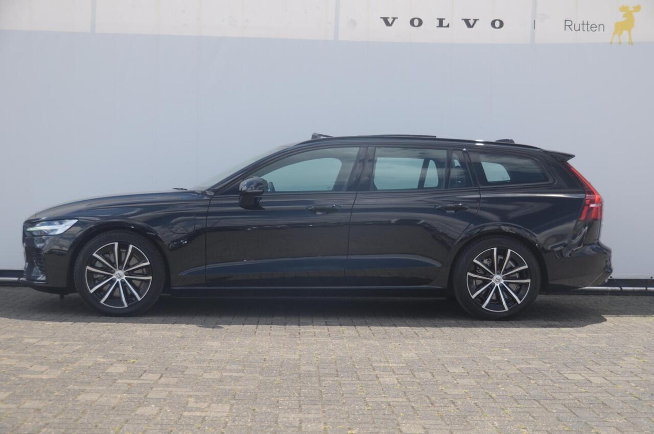 Volvo V60 T6 350PK Automaat Plug-in Hybrid AWD Plus Dark / Adaptive cruise control / Elektrische stoelen / Harman Kardon audio / Trekhaak / Pilot assist / BLIS / Stoel en stuur verwarming / Elektrische achterklep / Parkeersensoren met 360 camera / Google infotainme