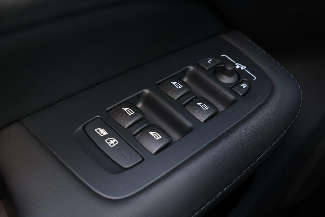 Volvo V60 B4 Essential Edition Sport - Intellisafe Assist & Surround - Parkeercamera achter- Verwarmbare voorstoelen, stuurwiel en achterbank - Parkeersensoren voor & achter - Lederen bekleding - 19' wielen