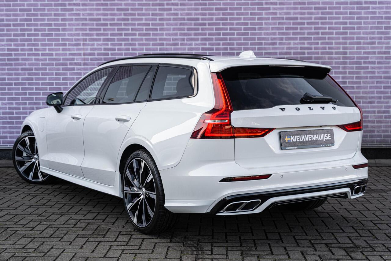 Volvo V60 T6 Recharge AWD Ultra Dark | Styling Kit | Sport Pack | Sportstoelen | Head-Up Display | Schuif-/Kanteldak | Getint Glas | Dodehoekdetectie | Harman Kardon Audio | Stuur-/Stoelverwarming Voor + Achter | Elek. Achterklep | 20" LM | | Google | Longe Range