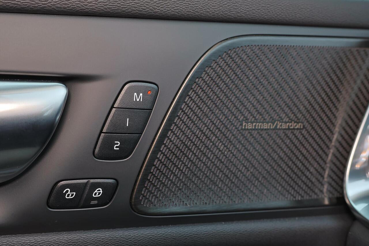 Volvo V60 T6 Recharge AWD Plus Dark - IntelliSafe Assist & Surround - 360º Camera - Harman/Kardon audio - Adaptieve LED koplampen - Verwarmde voorstoelen, stuur & achterbank - Parkeersensoren voor & achter - Elektr. bedienb. voorstoelen met geheugen - Extra getint 