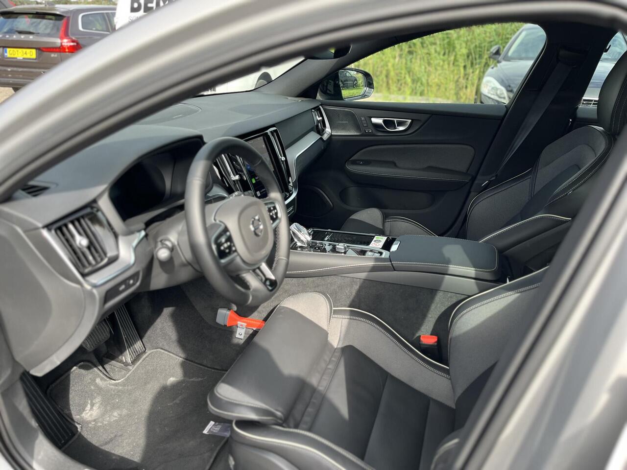 Volvo V60 T6 Plug-in hybrid AWD Plus Dark | 360 Camera | Harman/Kardon | Trekhaak |