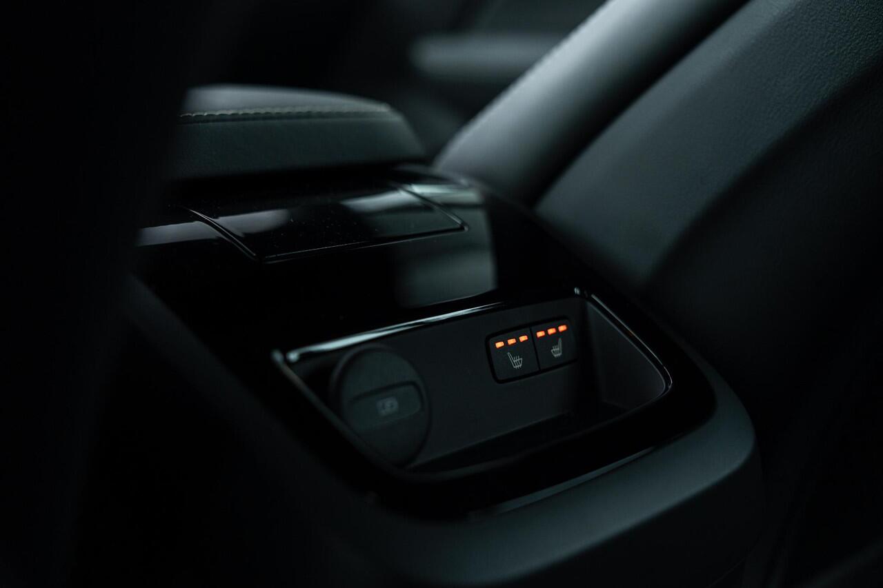 Volvo V60 T6 Plug-in hybrid AWD Plus Dark | Long Range | Trekhaak | All-seasonbanden | Elektr. bedienbaar schuif-\-kanteldak | Adaptive Cruise Control | Extra getint glas | 360 Camera | Stoelverwarming voor + achter | Verwarmd stuurwiel | Elektr. verwarmde voorruit