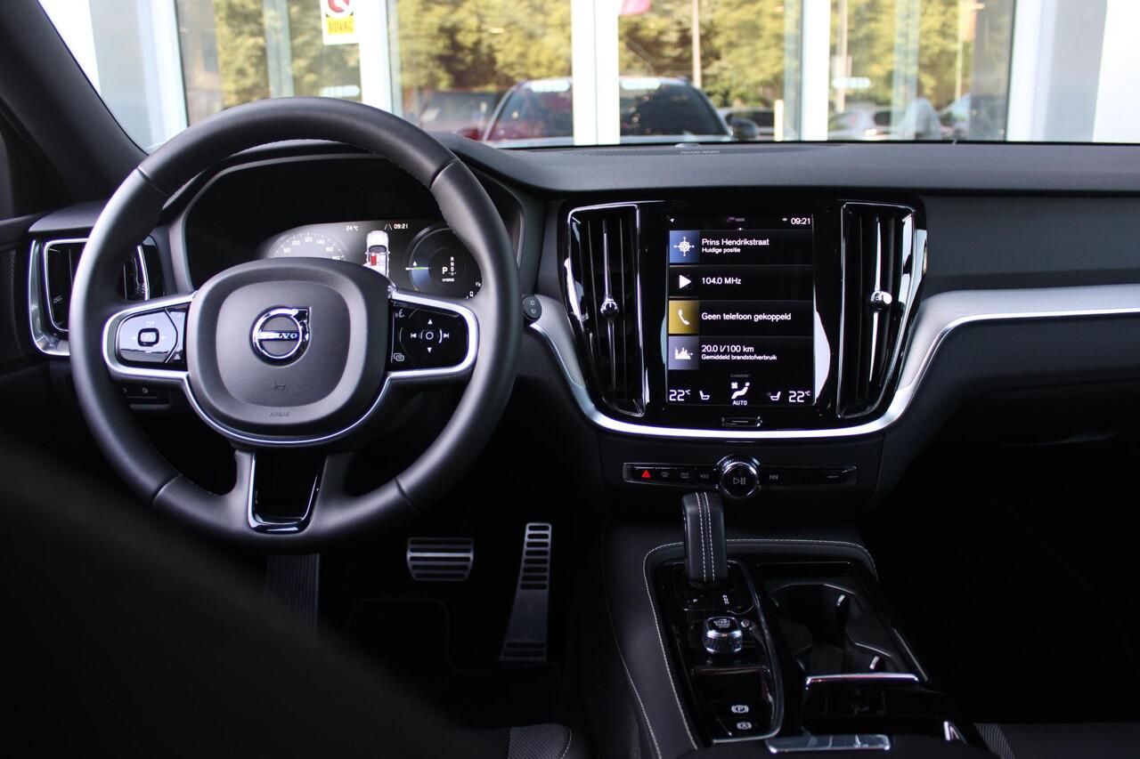 Volvo V60 2.0 T6 RECHARGE 340PK AWD R-DESIGN | ELEKTRISCH BEDIENBARE VOORSTOELEN MET GEHEUGEN OP BESTUURDERSSTOEL | 18" 5-Y SPAAKS MATT BLACK / DIAMOND CUT R-DESIGN WIELEN | HIGH PERFORMANCE SOUND HARMAN KARDON | ADAPTIVE CRUISE CONTROL | ACHTERUITRIJ CAMERA | GETI