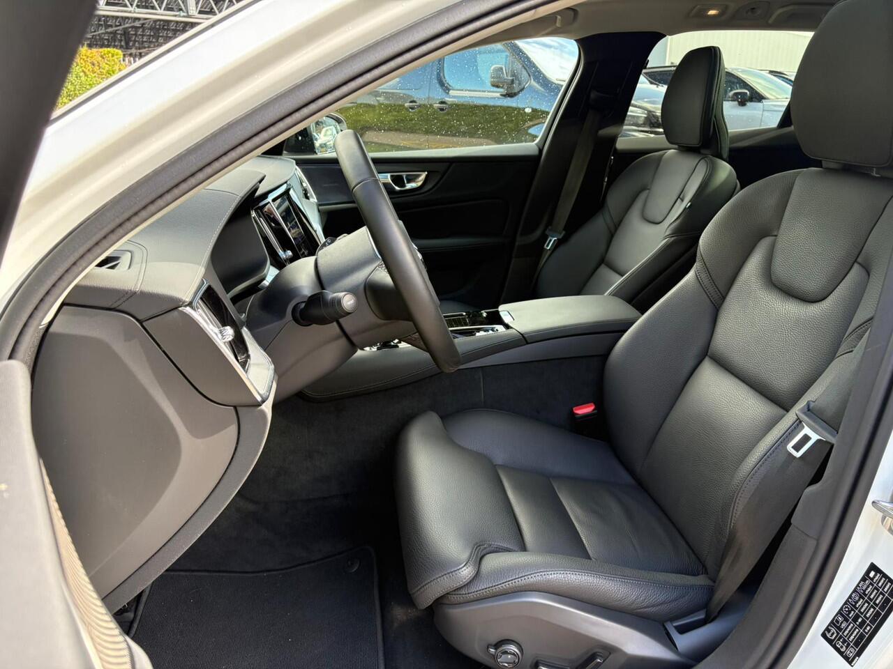 Volvo V60 T8 Plug-in hybrid AWD Ultra Dark | Trekhaak | Panoramadak | Stoel + stuurverwarming | Harman/Kardon |