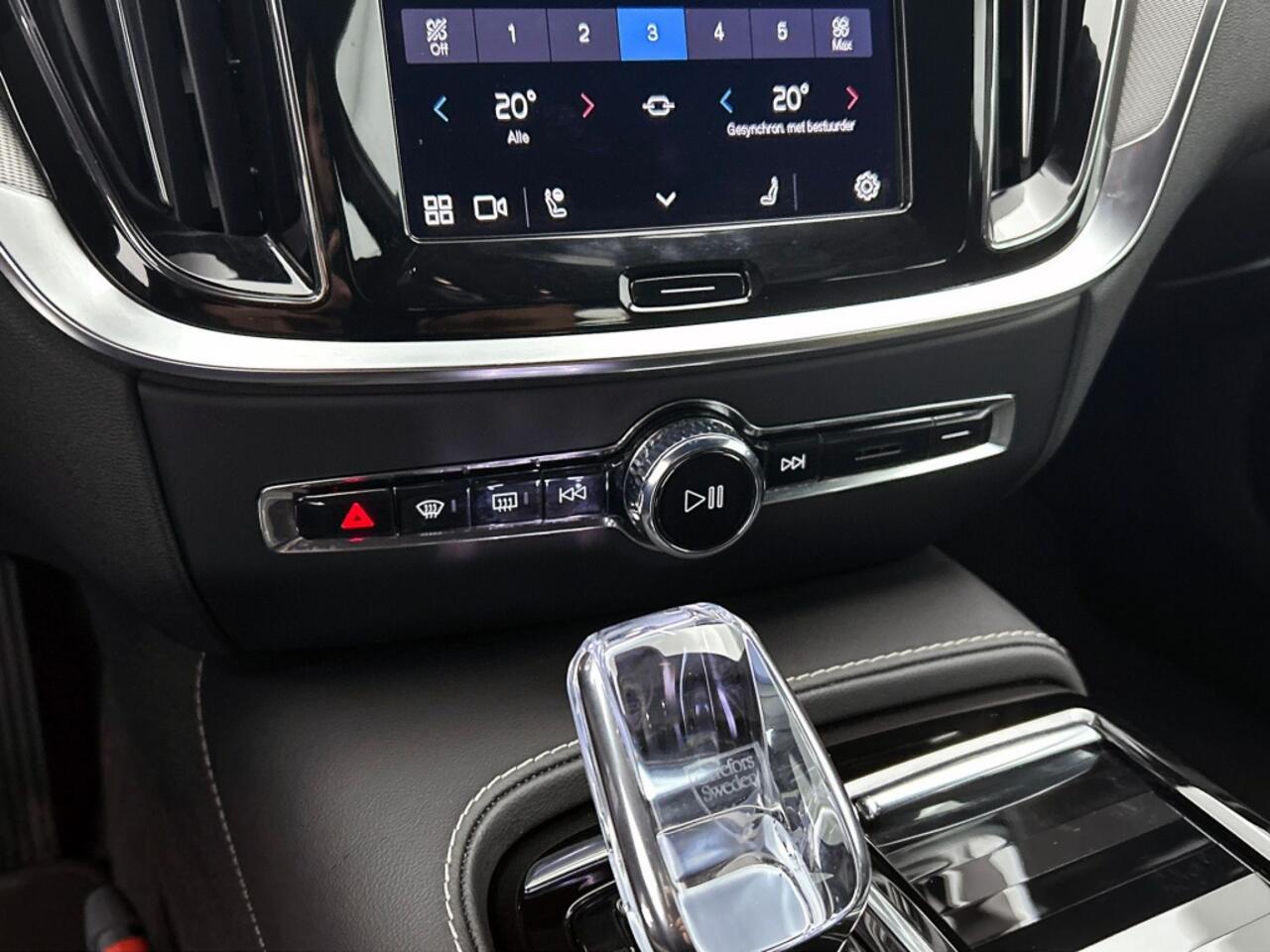 Volvo V60 2.0 T6 AWD Plus Dark | Trekhaak | Voorruit verwarming | Harman K