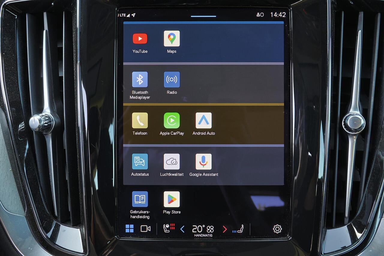 Volvo V60 T8 Recharge AWD Ultimate Dark - Panorama/schuifdak - IntelliSafe Assist & Surround - 360º Camera - Bowers & Wilkins audio - Adaptieve LED koplampen - Verwarmde voorstoelen, stuur & achterbank - Parkeersensoren voor & achter - Elektr. bedienb. voorstoelen 