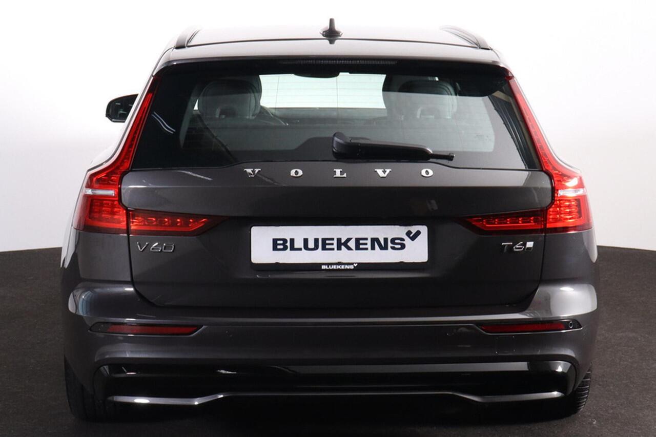 Volvo V60 T6 Recharge AWD Plus Dark - IntelliSafe Assist & Surround - 360º Camera - Harman/Kardon audio - Verwarmde voorstoelen, stuur & achterbank - Parkeersensoren voor & achter - Elektr. bedienb. voorstoelen met geheugen - Elektr. inklapbare trekhaak - 18' LMV