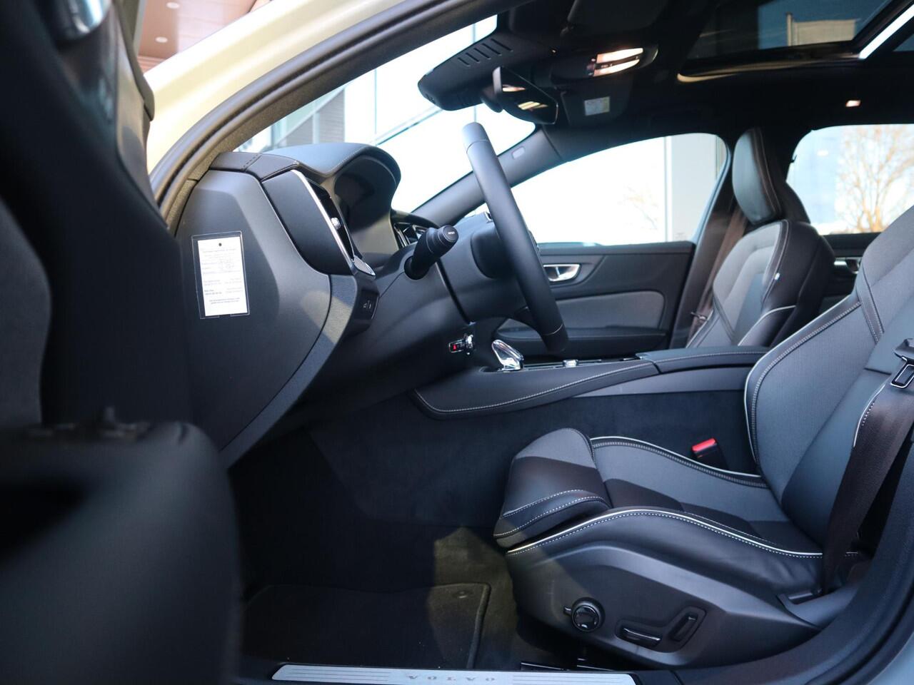 Volvo V60 2.0 T8 Plug-in hybrid AWD Ultra Perf. Ed. Dark | Uit voorraad leverbaar!| MY26!|