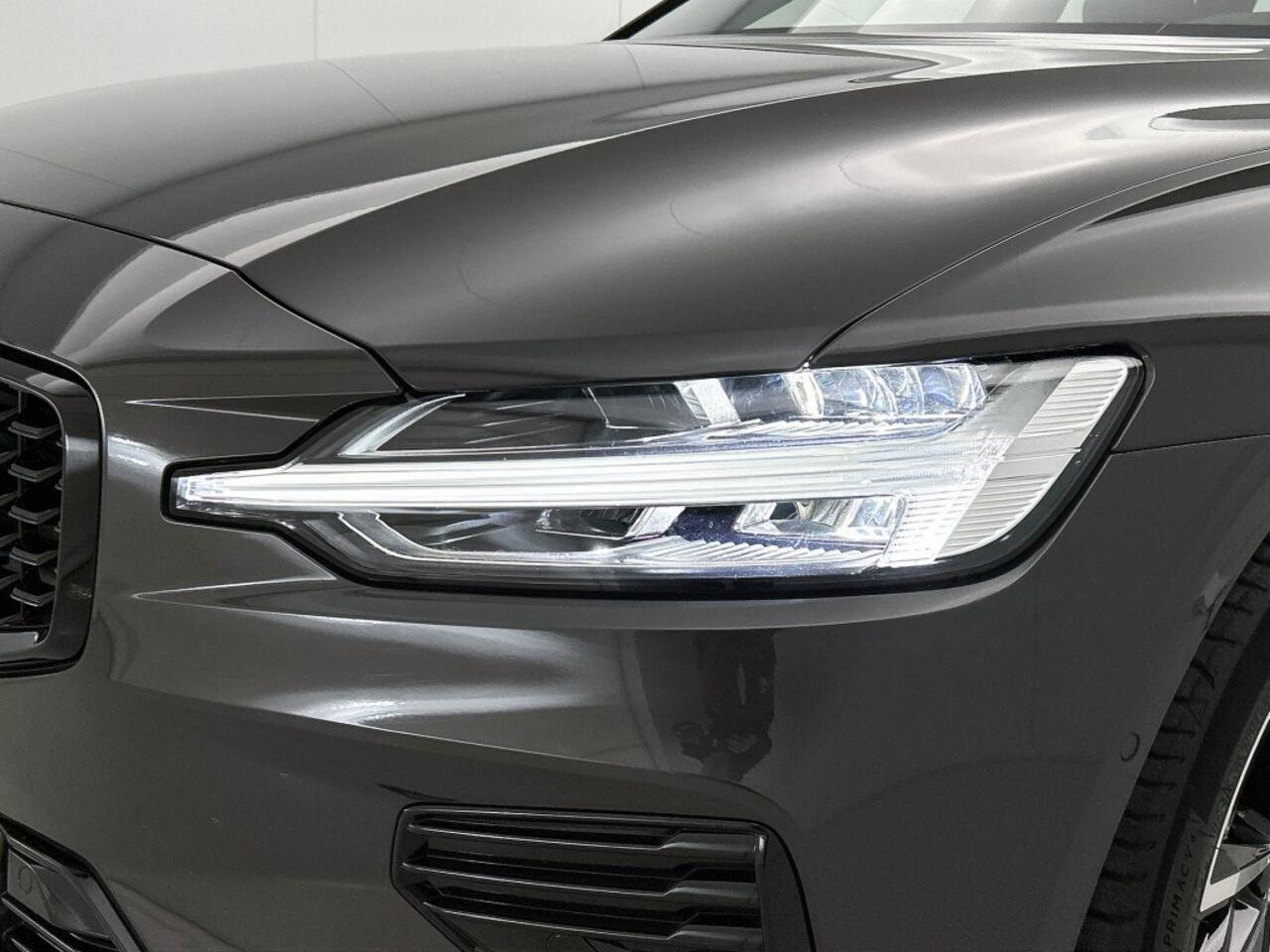 Volvo V60 2.0 T6 Plus Dark | Trekhaak | Sport Leder | 360* | Blis | Pilot