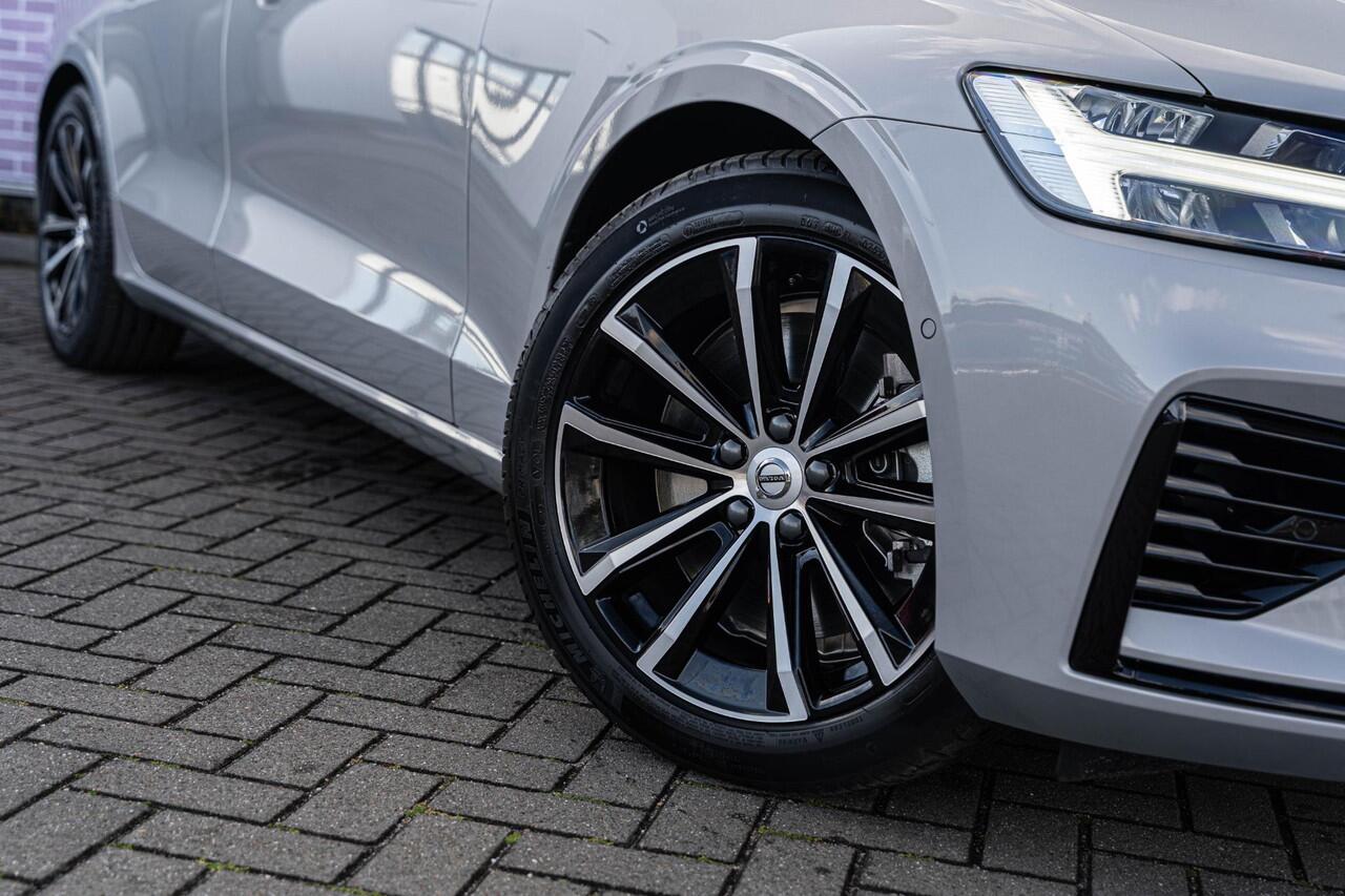 Volvo V60 2.0 T6 Plug-in hybrid AWD Plus Dark | Harman Kardon Audio | Trekhaak | Stoel- / Stuurverwarming Voor + Achter | 360 Camera | Adaptive Cruise | Long Range | Google | Carplay | Dodehoekdetectie