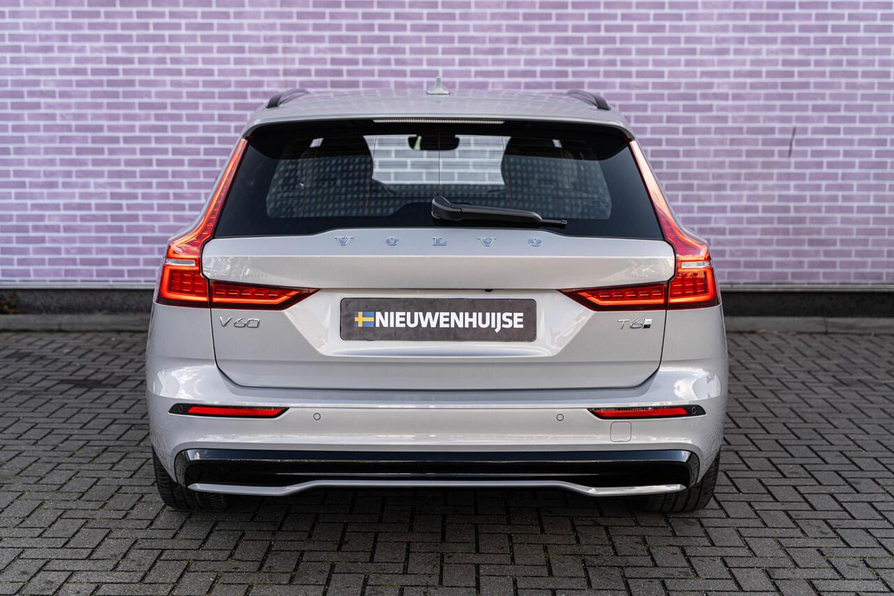 Volvo V60 2.0 T6 Plug-in hybrid AWD Plus Dark | Harman Kardon Audio | Trekhaak | Stoel- / Stuurverwarming Voor + Achter | 360 Camera | Adaptive Cruise | Long Range | Google | Carplay | Dodehoekdetectie