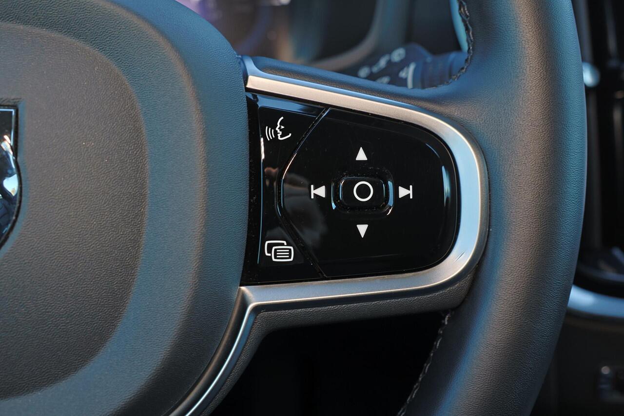 Volvo V60 T6 Recharge AWD Plus Dark - IntelliSafe Assist & Surround - 360º Camera - Harman/Kardon audio - Adaptieve LED koplampen - Verwarmde voorstoelen, stuur & achterbank - Parkeersensoren voor & achter - Elektr. bedienb. voorstoelen met geheugen - Extra getint 