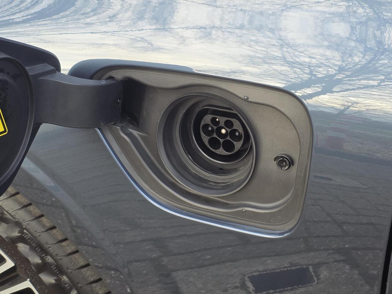 Volvo V60 2.0 T6 Recharge AWD Inscription | Schuif/kanteldak | Wegkl. Trekhaak | Navigatie | Leer | Cruise Control | Licht metalen velgen