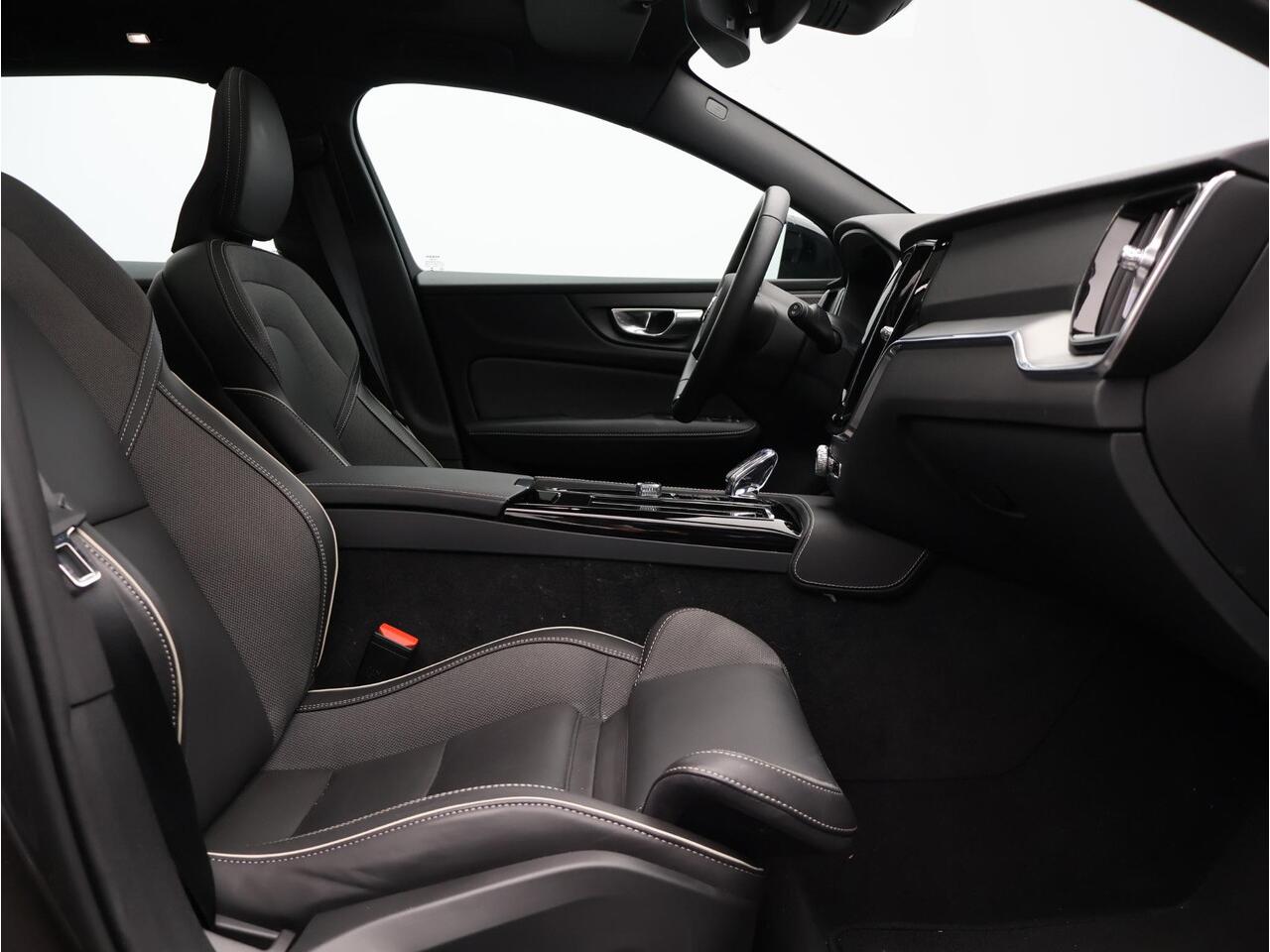 Volvo V60 T6 AWD Plug-in hybrid Plus Dark / Trekhaak / Pan. dak / 360 camera / Stoel+stuur+voorruit+achterbankverwarming