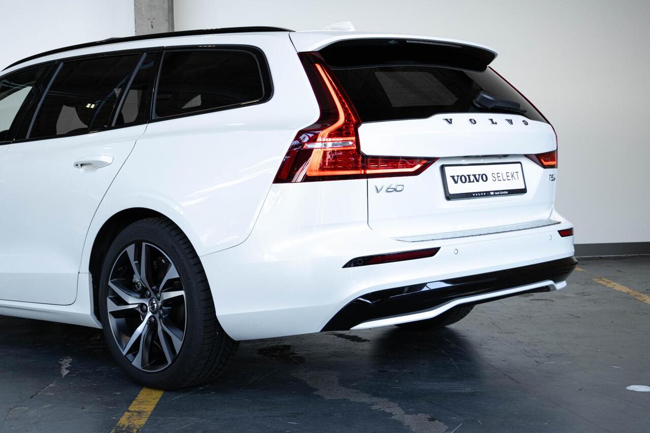 Volvo V60 T6 Automaat Plug-in hybrid AWD Ultra Dark | Panoramadak | Harman Kardon Premium Audio | Lederen bekleding | Parkeercamera | Google Infotainment | Stoelverwarming | Stuurwielverwarming | Semi-Elektrische inklapbare trekhaak