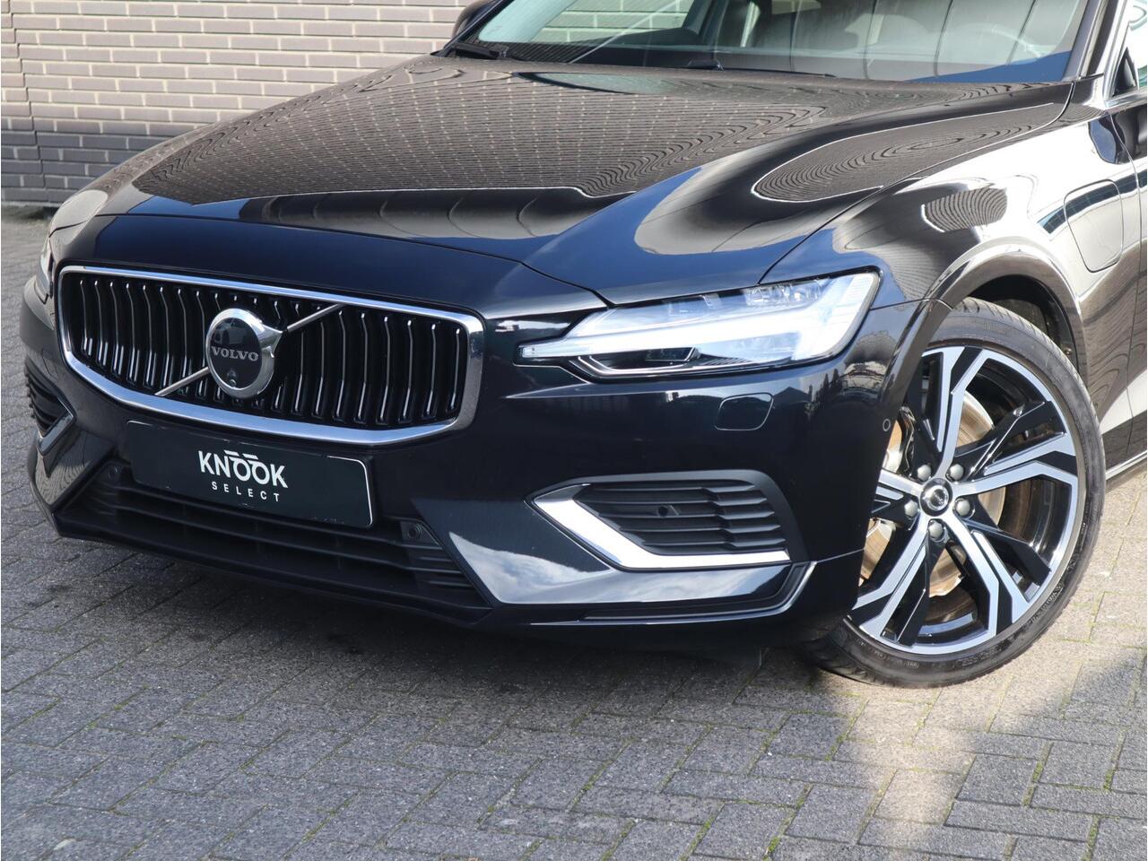 Volvo V60 2.0 T8 Plug-in hybrid AWD Ultimate Bright Automaat / Navigatiesysteem / Panoramadak / Trekhaak / Head-Up Display / Leder / Harman Kardon / Stoelverwarming / Achteruitrijcamera / Extra Getint Glas