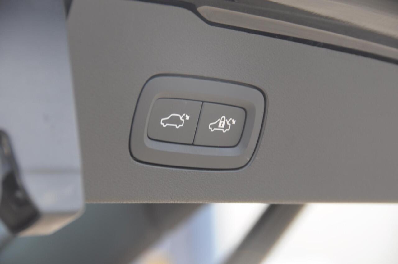 Volvo V60 T6 350PK Automaat Plug-in Hybrid AWD Plus Dark / Adaptive cruise control / Elektrische stoelen / Harman Kardon audio / Trekhaak / Pilot assist / BLIS / Stoel en stuur verwarming / Elektrische achterklep / Parkeersensoren met 360 camera / Google infotainme