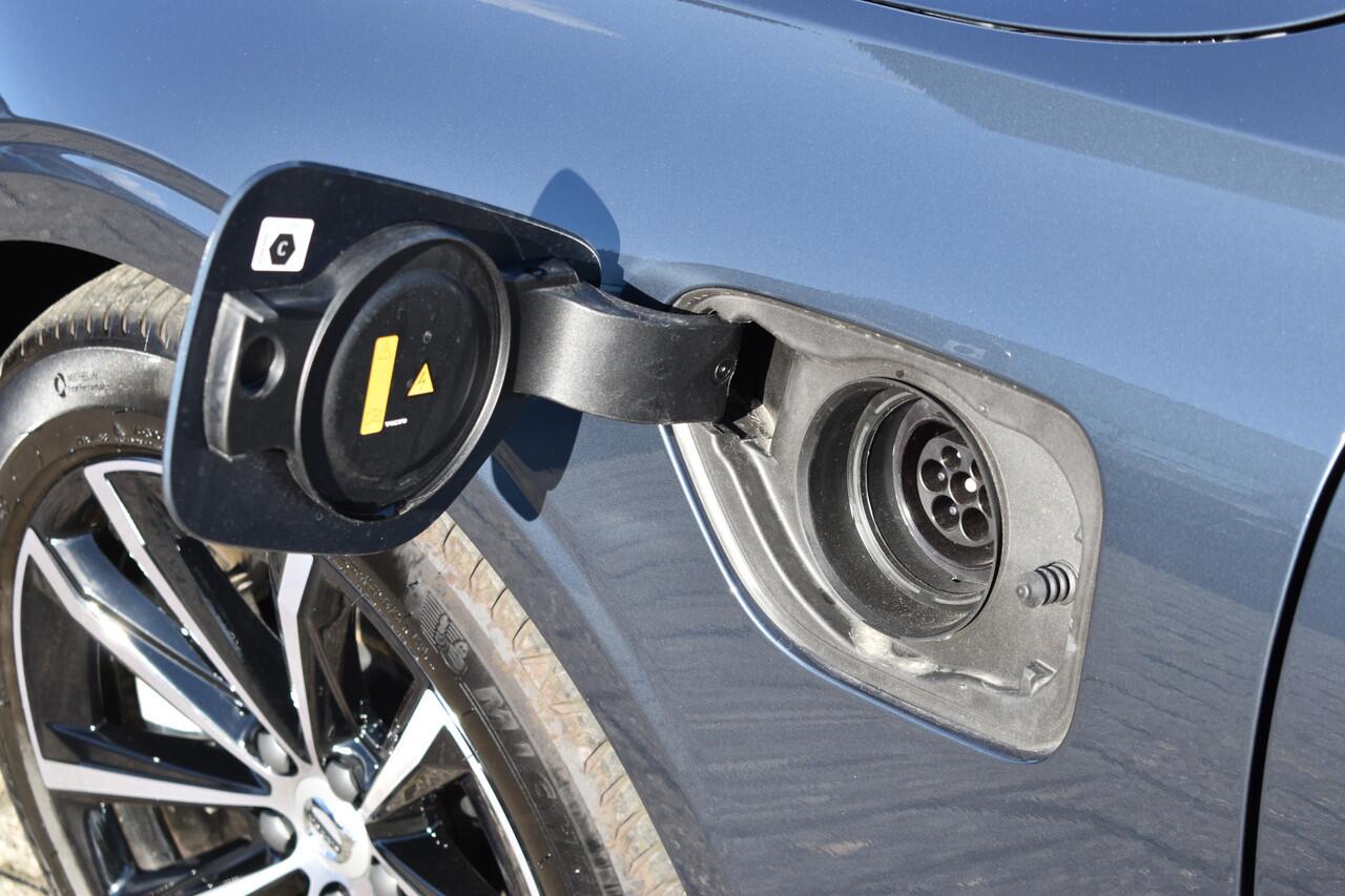 Volvo V60 T6 AWD 350PK Plug-in Hybrid Plus Dark | H&K | Trekhaak | 360 Camera | ACC | Stoel-Stuur verwarming