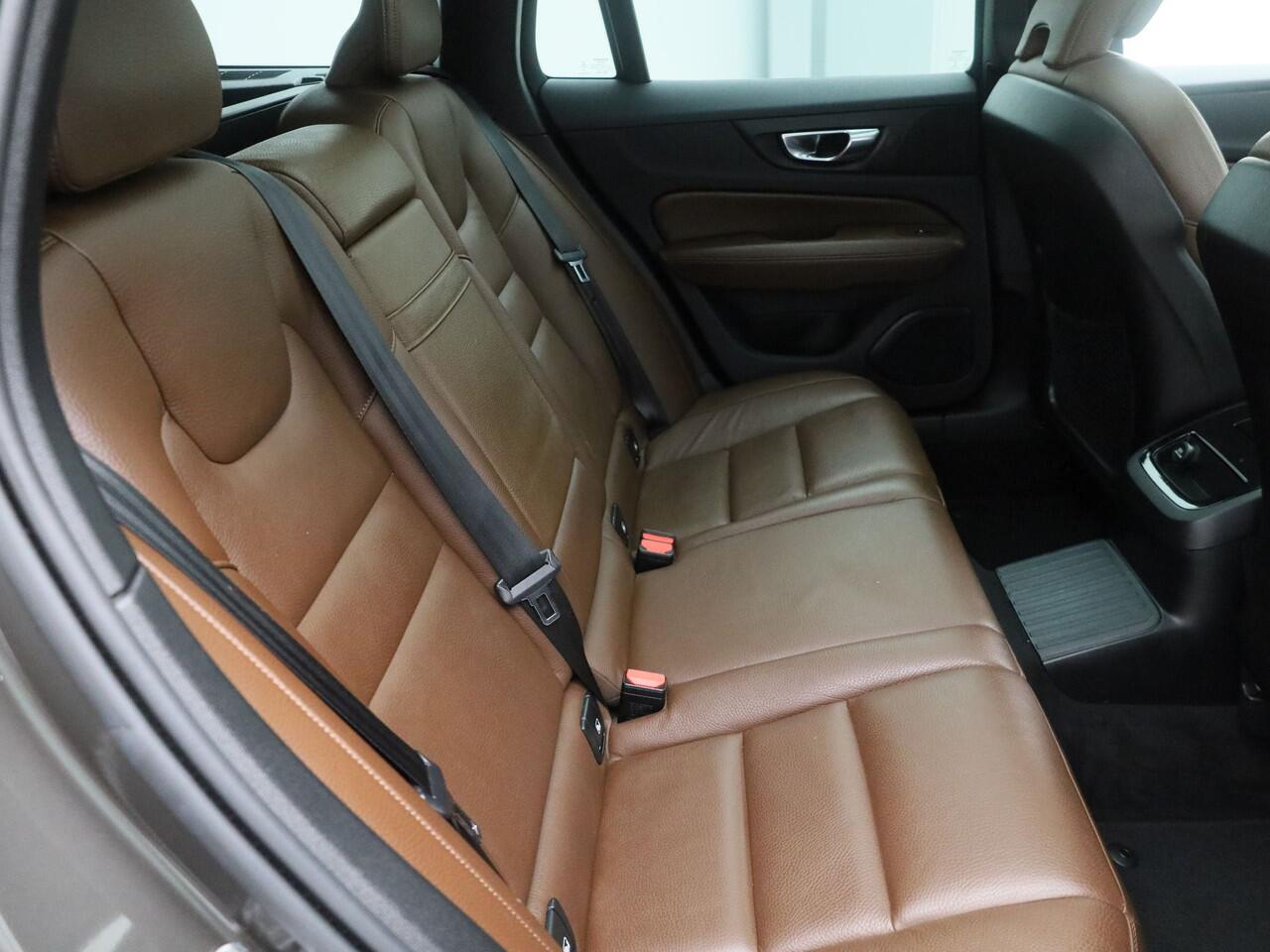 Volvo V60 2.0 T8 Twin Engine AWD Momentum | PANO | CAMERA | ADAPTIVE | H&K | KEYLESS