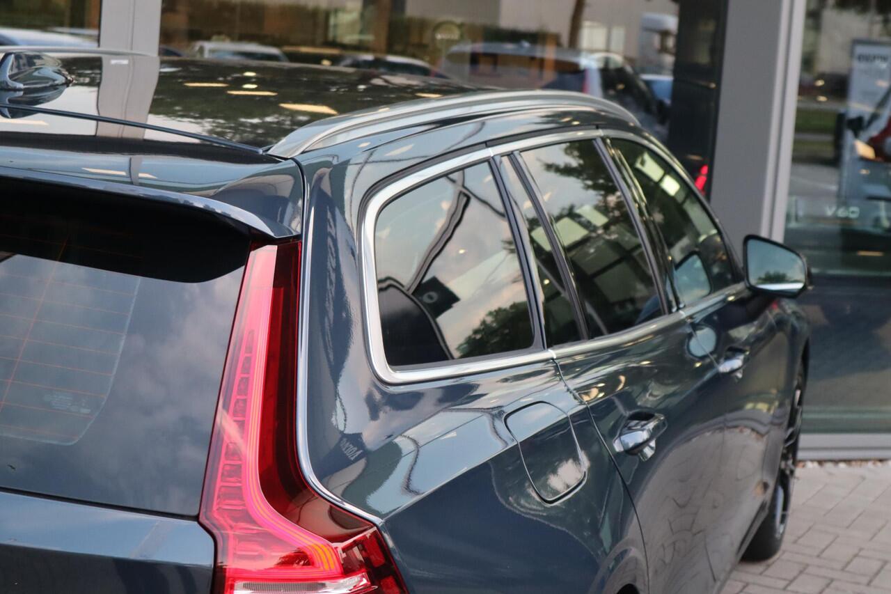 Volvo V60 2.0 T6 Plug-in hybrid AWD Essential Edition | Betreft Demo| Black Edition| 19'' Glossy Black Wielen| Adaptieve Cruise Control met Pilot Assist| Stoelverwarming voor + achter| Stuurwielverwarming| Dodehoekdetectie|
