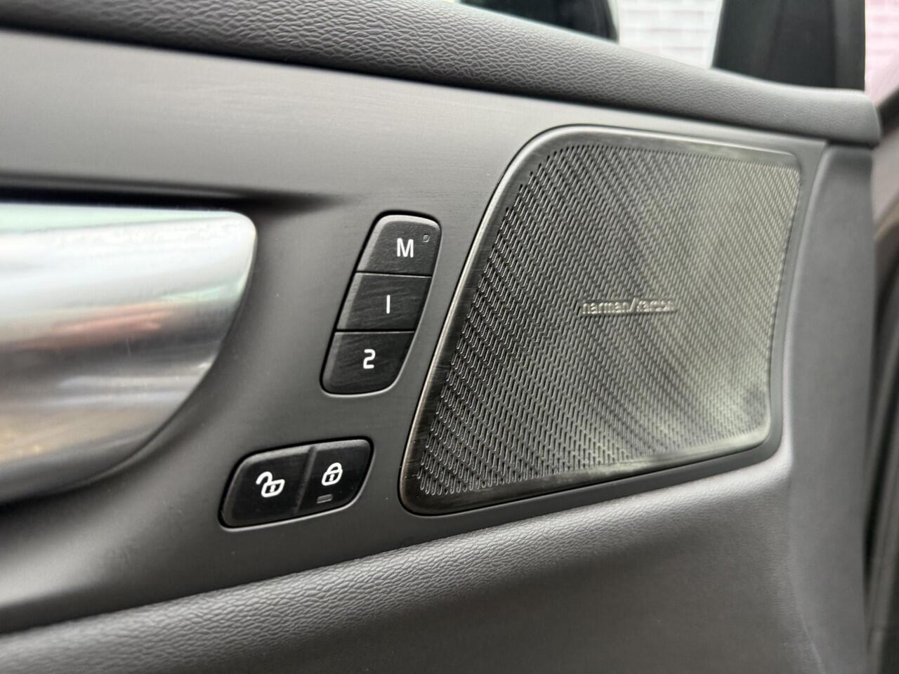 Volvo V60 2.0 T6 Plug-in hybrid AWD Plus Dark | 360° Camera | Stoel en stuurverwarming | Trekhaak | Adaptieve cruise control | Harman/Kardon audio | BLIS dodehoekdetectie |