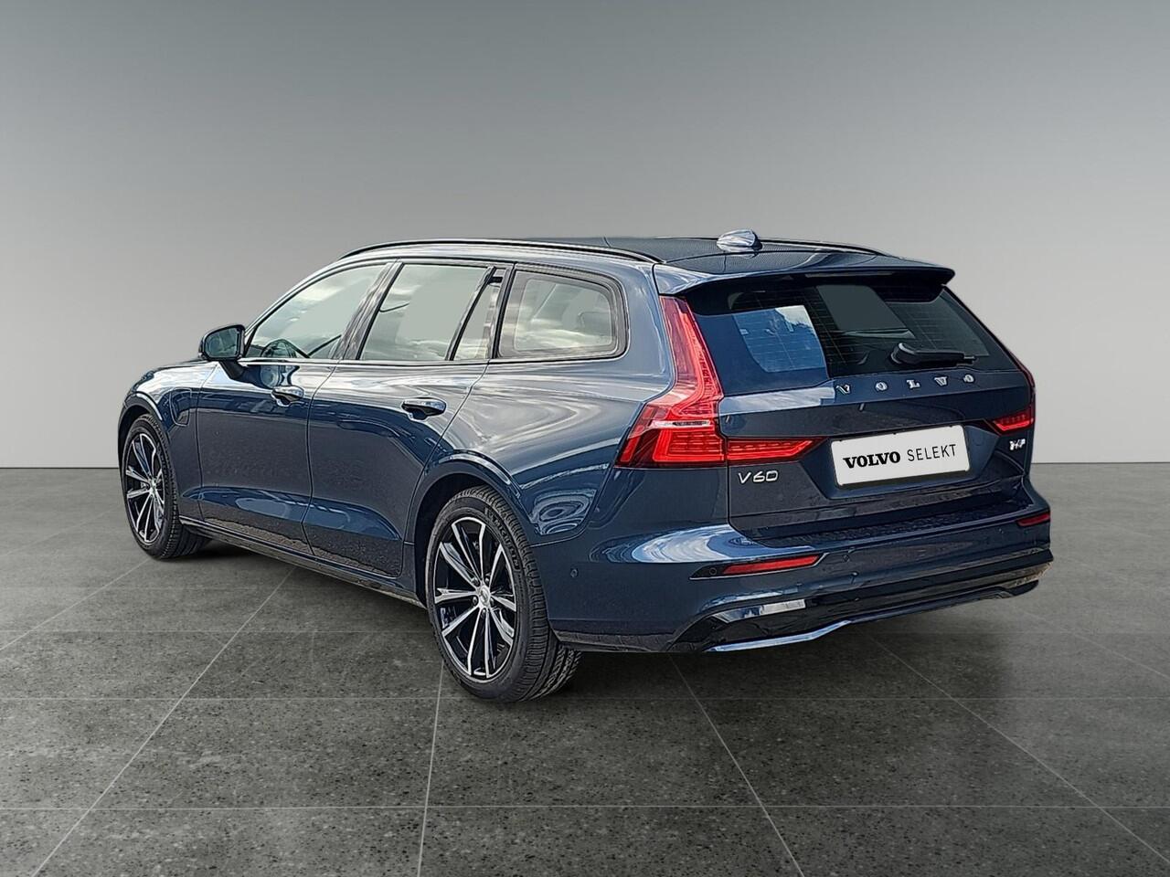 Volvo V60 2.0 T6 Plug-in hybrid AWD Plus Dark | Sportstoelen | Harman/Kardon | Trekhaak | 360 graden camera |