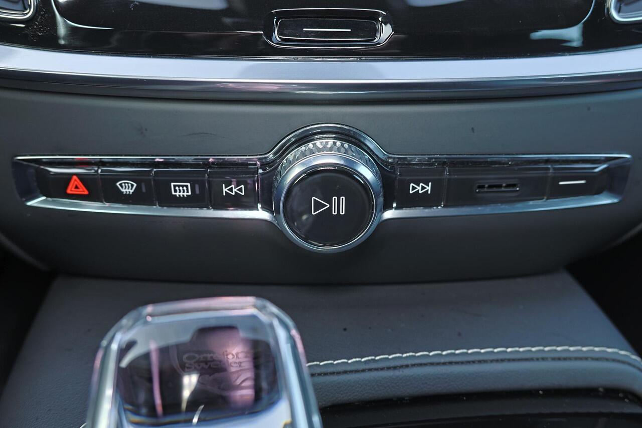 Volvo V60 T6 Recharge AWD Plus Dark - IntelliSafe Assist & Surround - 360º Camera - Harman/Kardon audio - Verwarmde voorstoelen, stuur & achterbank - Parkeersensoren voor & achter - Elektr. bedienb. voorstoelen met geheugen - Elektr. inklapbare trekhaak - 18' LMV