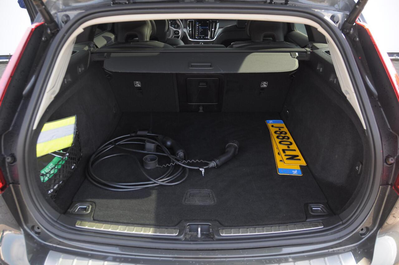 Volvo V60 T6 340PK Automaat Recharge AWD Inscription Trekhaak / Adaptieve cruise control /BLIS / Parkeersensoren met camera / Stoel - en stuurwielverwarming / Elektrische stoelen met geheugen / Getint glas / Apple carplay / Keyless entry / Elektrische achterklep