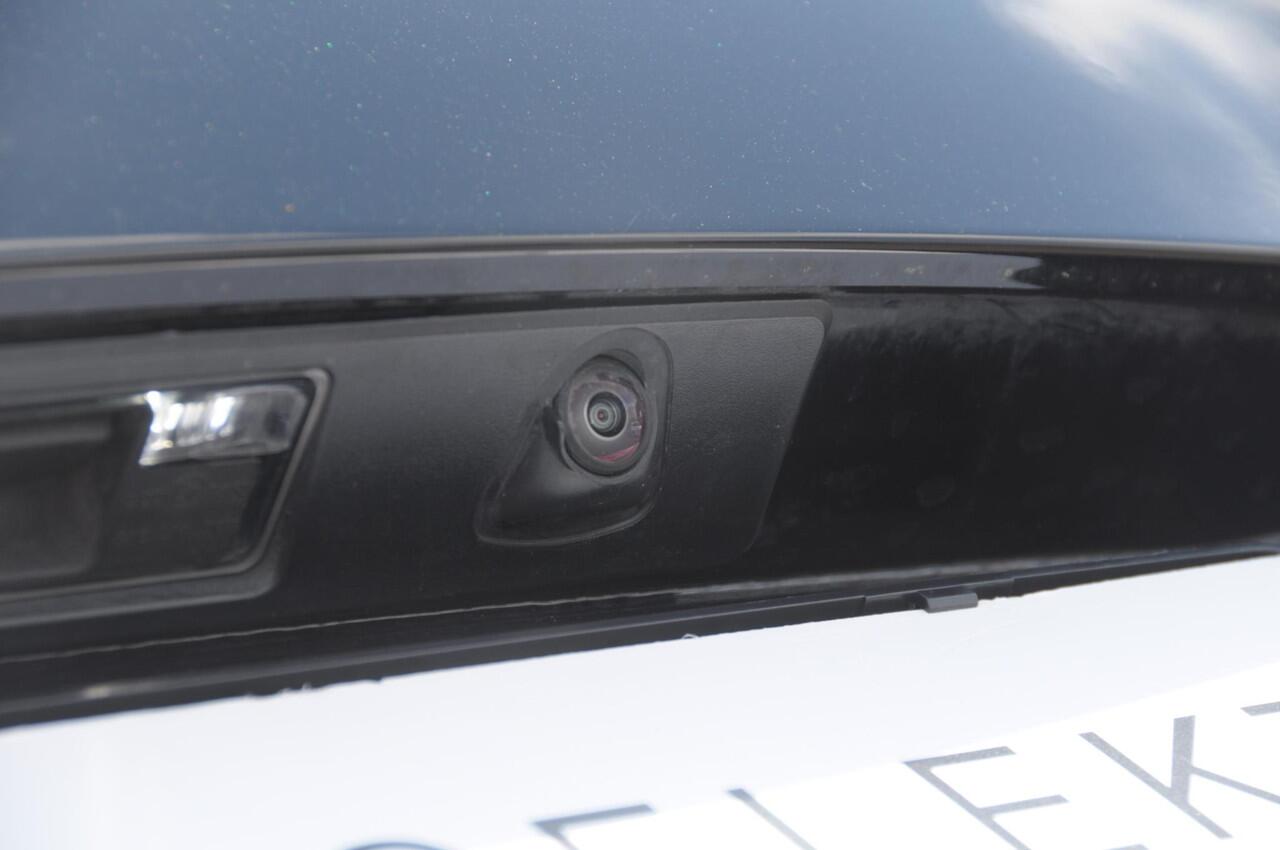 Volvo V60 T6 350PK Automaat Plug-in Hybrid AWD Plus Dark / Adaptive cruise control / Elektrische stoelen / Harman Kardon audio / Trekhaak / Pilot assist / BLIS / Stoel en stuur verwarming / Elektrische achterklep / Parkeersensoren met 360 camera / Google infotainme