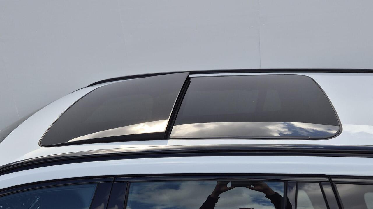 Volvo V60 2.0 T8 Recharge AWD R-Design Zeer Compleet uitgerust - Panorama dak - Trekhaak wegklapbaar - Audio Park Assist - Head Up - Lighting Pack