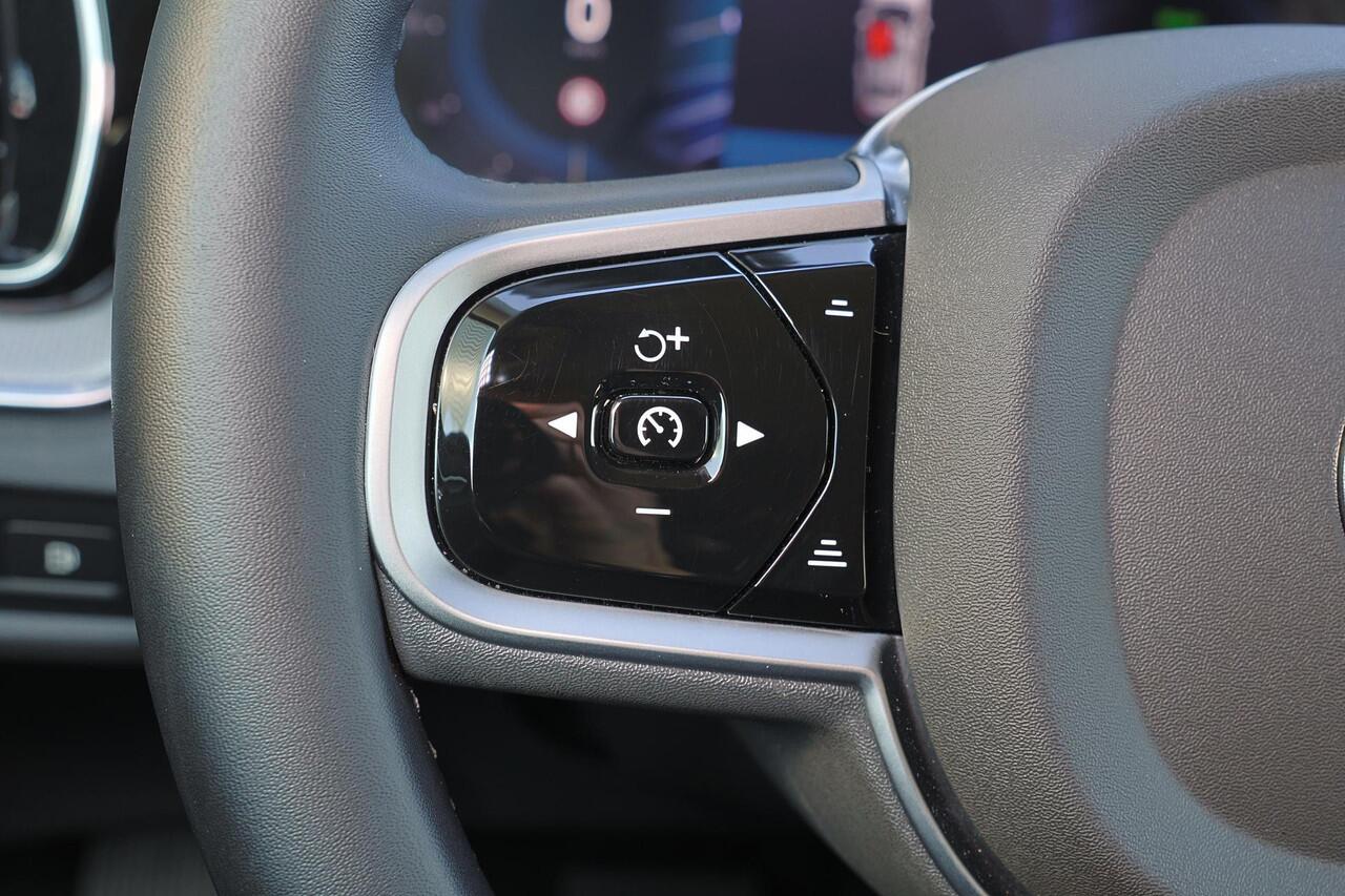 Volvo V60 T6 Recharge AWD Plus Dark - IntelliSafe Assist & Surround - 360º Camera - Harman/Kardon audio - Adaptieve LED koplampen - Verwarmde voorstoelen, stuur & achterbank - Parkeersensoren voor & achter - Elektr. bedienb. voorstoelen met geheugen - Extra getint 