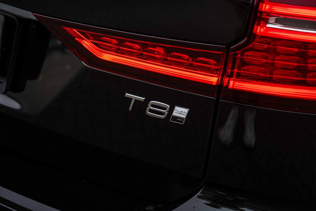 Volvo V60 T8 Plug-in hybrid AWD Plus Dark | Schuif-/Kanteldak | Harman Kardon Audio | Adaptive Cruise Control | Achteruitrijcamera | Keyless Entry | Elek. Verst. Voorstoelen