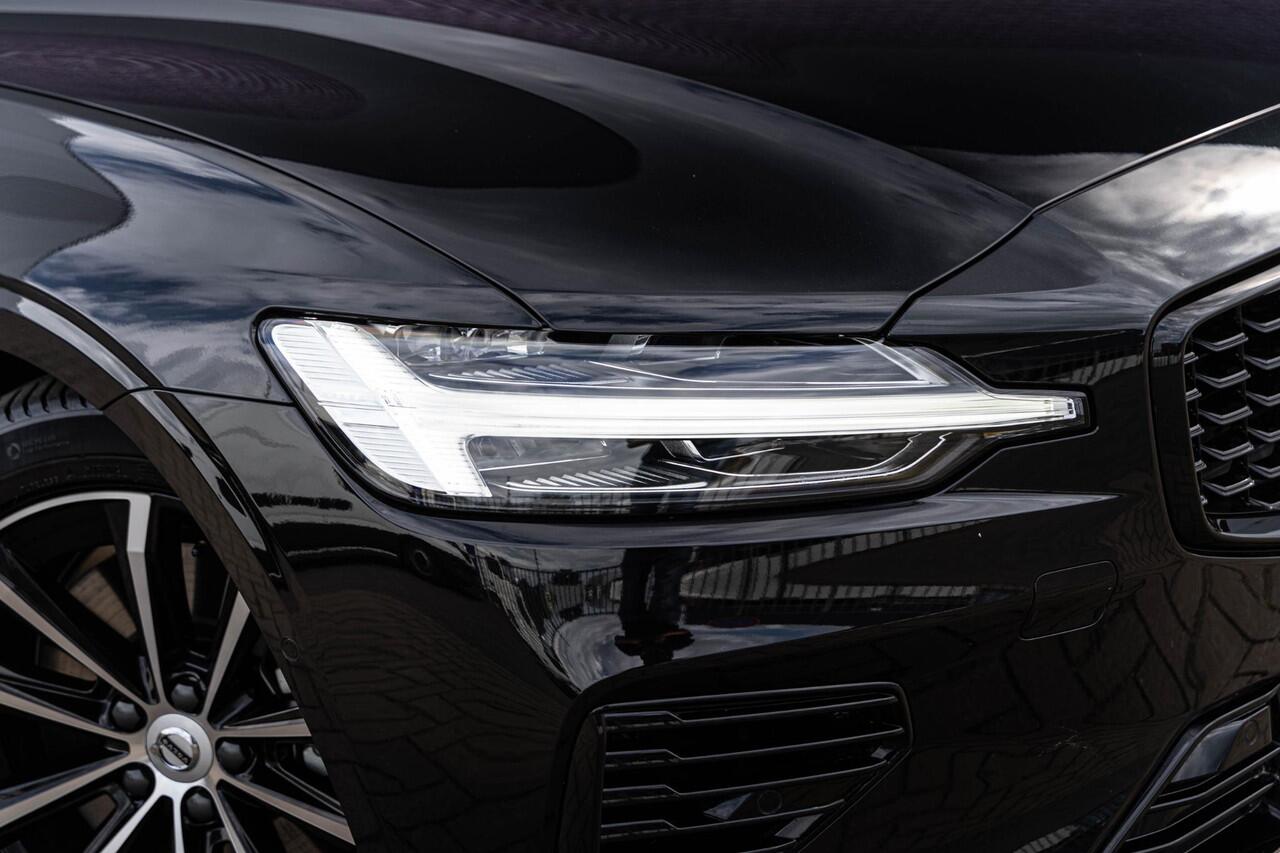 Volvo V60 2.0 T6 Plug-in hybrid AWD Plus Dark | Trekhaak | Harman Kardon | 360º Camera | Verwarmbare voorruit | Stoel- / Stuurverwarming Voor + Achter | Adaptive Cruise | Dodehoekdetectie | Verwarmbare voorruit | Power seats